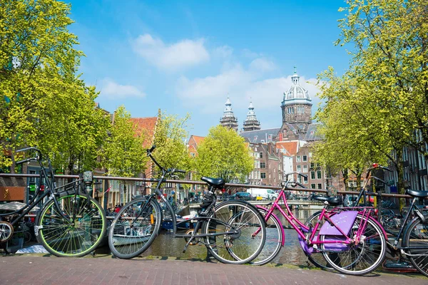 Amsterdam şehir sokak Nehri kanal köprüde Bisiklet