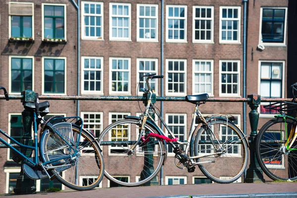 Велосипед на городской улице речной мост в Амстердаме — стоковое фото
