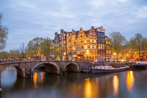 Uitzicht op de Amsterdamse grachten en taluds langs hen bij nacht — Stockfoto
