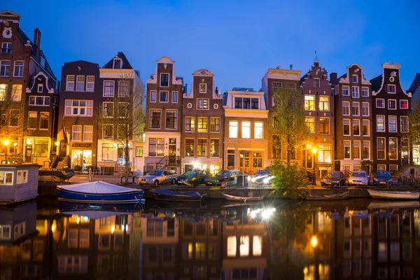 View of the Amsterdam canals and embankments along them at night — Stock Photo, Image