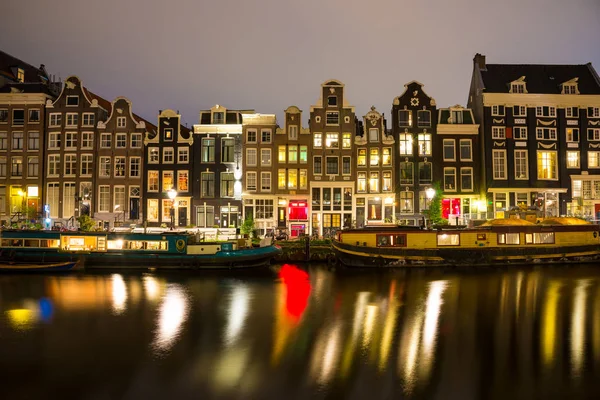 Amsterdam kanalları ve gece boyunca onları bentleri görünümü