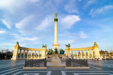 Millennium Anıtı kahramanlar Meydanı - Budapeşte, Macaristan için büyük kare.