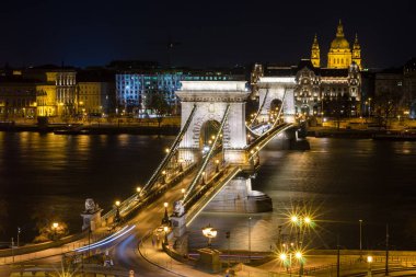 Güzel gece Budapest, Tuna Nehri boyunca Chain bridge.