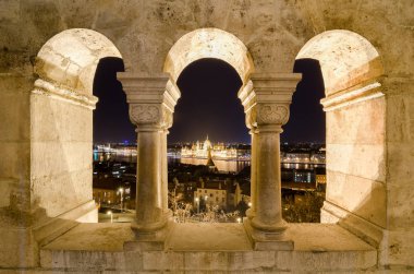 Balıkçı Bastion gelen Macaristan Parlamentosu'nun gece görünümü.