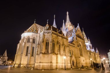 Budapeşte Macaristan 'daki Matthias Kilisesi' nin gece manzarası