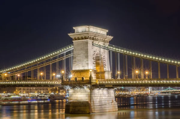 著名链桥夜间在布达佩斯，匈牙利 — 图库照片
