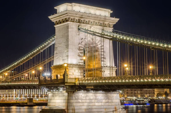 Famous Chain Bridge by night in Budapest, Hungary — Stock Photo, Image