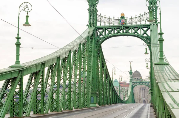 Liberty Bridge eller Freedom Bridge i Budapest, Ungern, förbinder Buda och Pest — Stockfoto