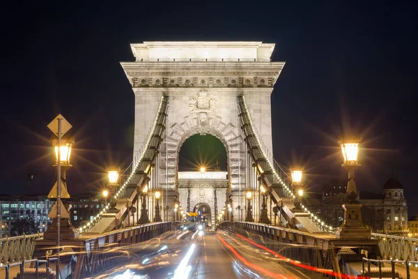 Pięknej nocy Budapeszt, mostu Łańcuchowego na Dunaju. — Zdjęcie stockowe