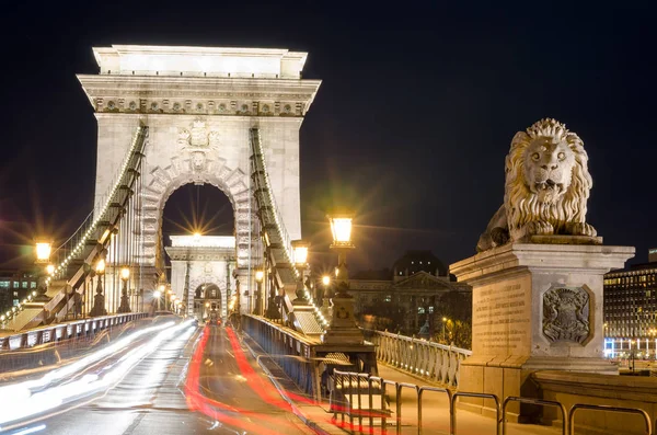 Beautiful night Budapest, the Chain bridge across the Danube river. — Stock Photo, Image