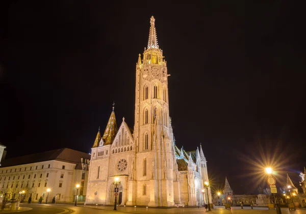 Vista nocturna de la iglesia Matthias en Budapest Hungría — Foto de Stock
