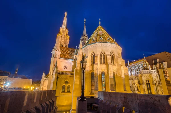 Nachtansicht der Matthiaskirche in Budapest Ungarn — Stockfoto