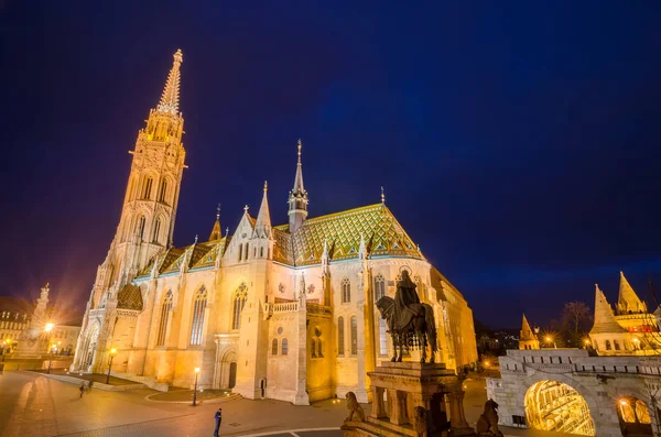 Matthias Church, a famous landmark in Budapest, Hungary by night — Stock Photo, Image