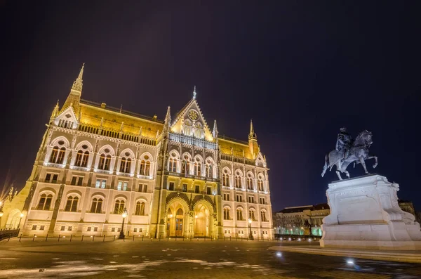Здание венгерского парламента в Будапеште, Венгрия — стоковое фото