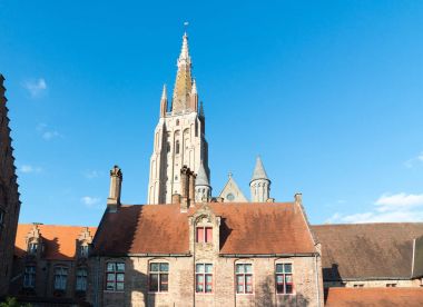 Ortaçağ kilise Our Lady güneşli gün, Belçika Bruges