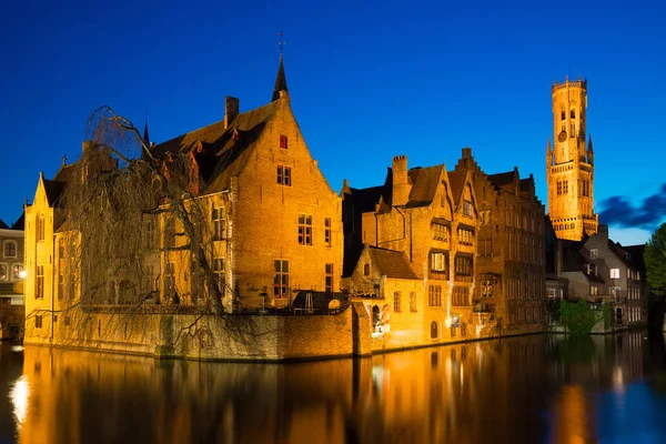 El muelle del Rosario con campanario de noche, Brujas, Bélgica . —  Fotos de Stock