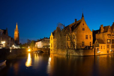 Çan kulesi ile tespih dock gece, Bruges, Belçika.