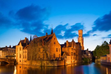 Çan kulesi ile tespih dock gece, Bruges, Belçika.