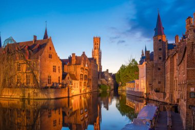 Çan kulesi ile tespih dock gece, Bruges, Belçika.