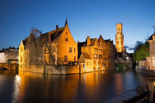 El muelle del Rosario con campanario de noche, Brujas, Bélgica . —  Fotos de Stock