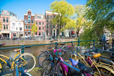 Bisiklet ve köprüleri ile Amsterdam kanal sahne