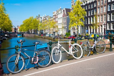 Bisiklet ve köprüleri ile Amsterdam kanal sahne