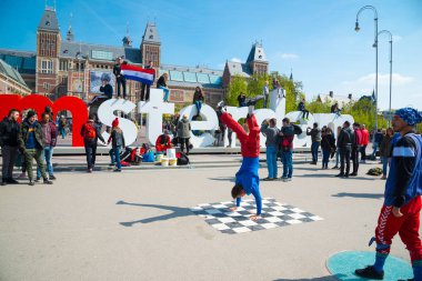 Gençlik break dans şehir sokaklarında. Sokak Festivali breakdance. Amsterdam, Hollanda.
