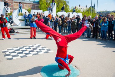 Gençlik break dans şehir sokaklarında. Sokak Festivali breakdance. Amsterdam, Hollanda.