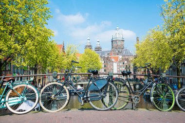 Amsterdam şehir sokak Nehri kanal köprüde Bisiklet