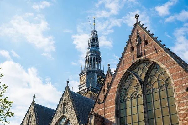 Gamla kyrkan - Oude Kerk - den äldsta byggnaden och äldsta församlingskyrka, Amsterdam — Stockfoto