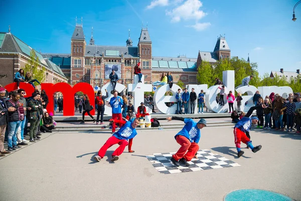 Gençlik break dans şehir sokaklarında. Sokak Festivali breakdance. Amsterdam, Hollanda.