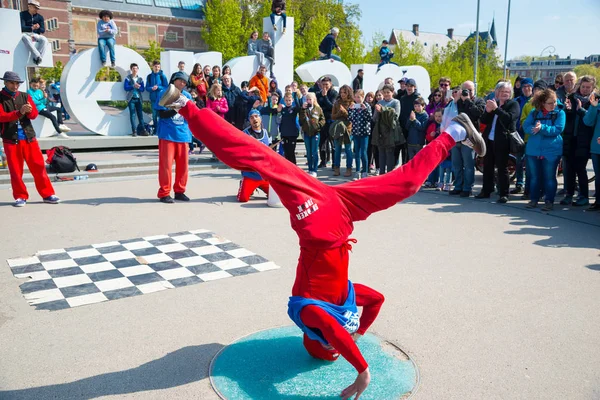Gençlik break dans şehir sokaklarında. Sokak Festivali breakdance. Amsterdam, Hollanda.