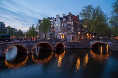 Bir ünlü kanal Hollanda'nın Amsterdam, alacakaranlıkta