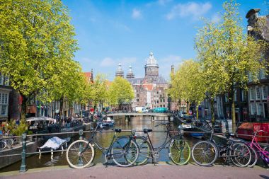 Amsterdam şehir sokak Nehri kanal köprüde Bisiklet