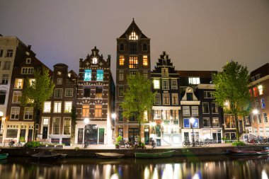 Amsterdam kanal Singel tipik Hollanda evleri ve yüzen gece ile