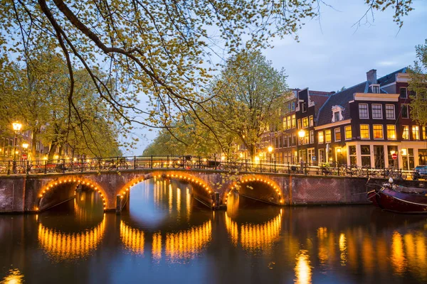 Een van de beroemde gracht van Amsterdam, Nederland in de schemering — Stockfoto