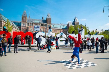 Gençlik break dans şehir sokaklarında. Sokak Festivali breakdance. Amsterdam, Hollanda.