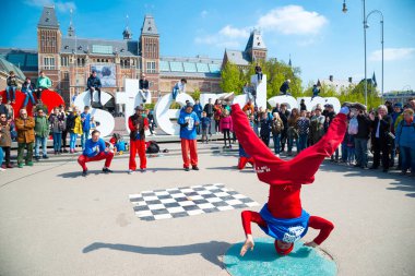 Gençlik break dans şehir sokaklarında. Sokak Festivali breakdance. Amsterdam, Hollanda.