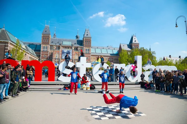 Gençlik break dans şehir sokaklarında. Sokak Festivali breakdance. Amsterdam, Hollanda.