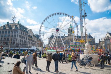 Konumlar ve Kraliyet Sarayı Amsterdam'da Dam Meydanı. Hollanda