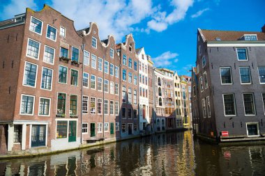 Amsterdam şehir merkezinde kanal kenarındaki geleneksel binaların Klasik görünümü.