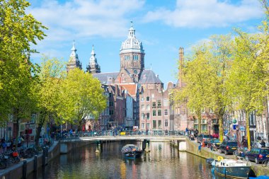 Hollanda amsterdam kanal ve st. nicolas church