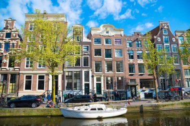 Amsterdam kanalları ve net yaz gökyüzü ile tipik evleri