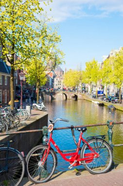 Amsterdam, Hollanda bir köprü üzerinde bisiklet park