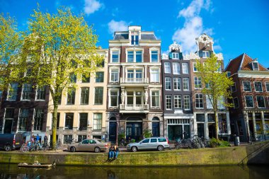 Amsterdam kanalları ve net yaz gökyüzü ile tipik evleri