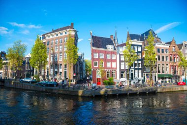 Amsterdam kanalları ve net yaz gökyüzü ile tipik evleri