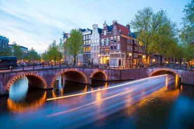Amsterdam kanal ve bir gemi ışık yollar