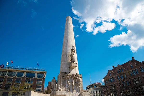 国立記念碑とアムステルダムのダム広場. — ストック写真