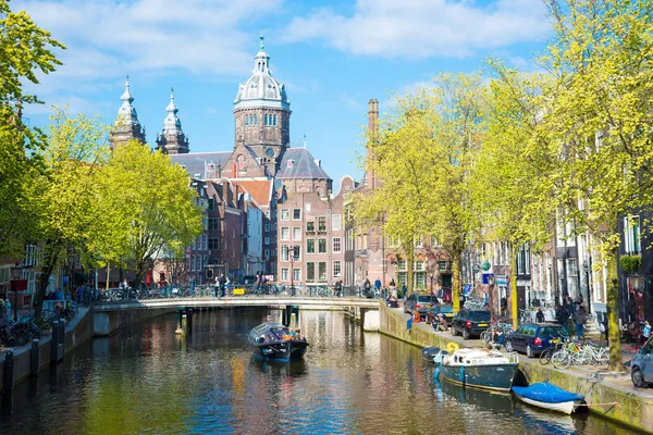 Hollanda amsterdam kanal ve st. nicolas church