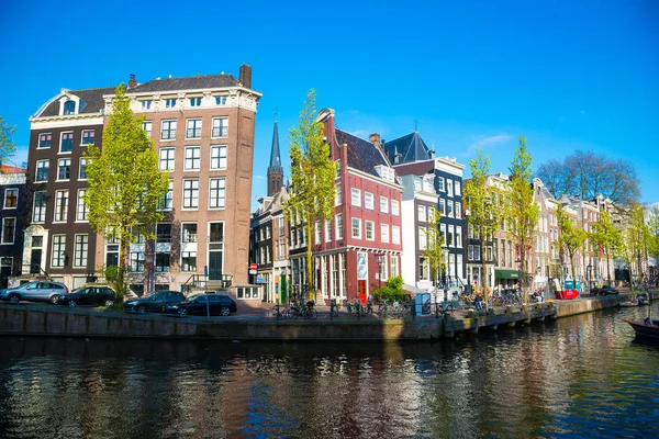 アムステルダムの運河や夏空が付いている典型的な家 — ストック写真
